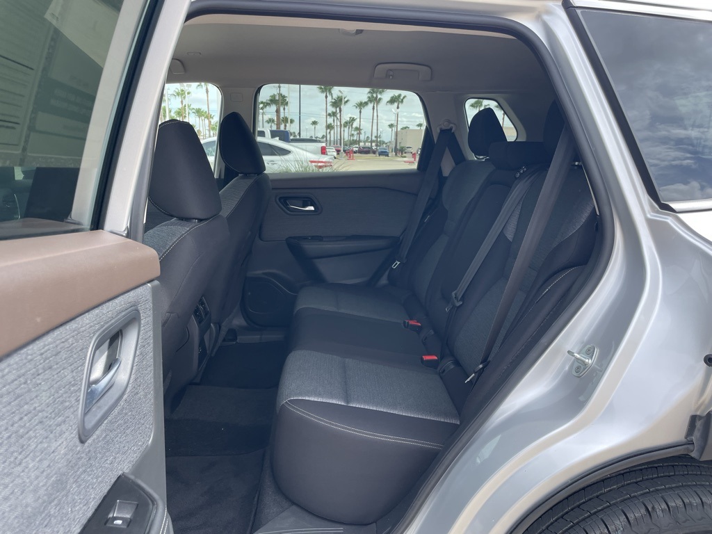 2023 Nissan Rogue SV photo 17