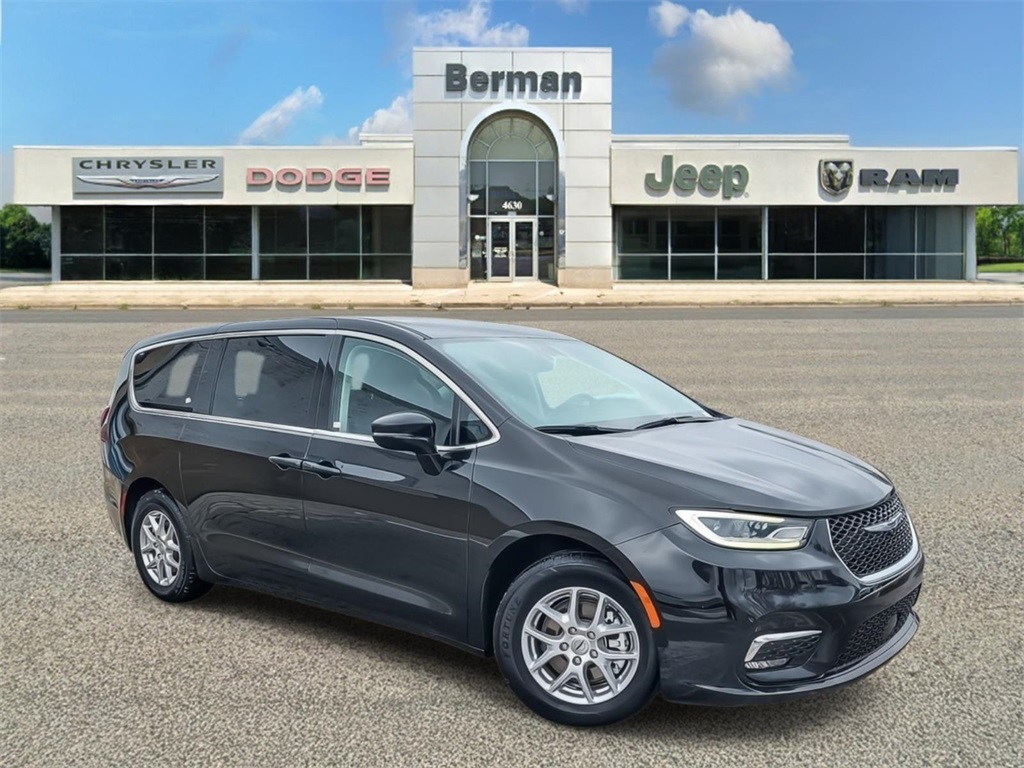 2024 Chrysler Pacifica Touring L's photo