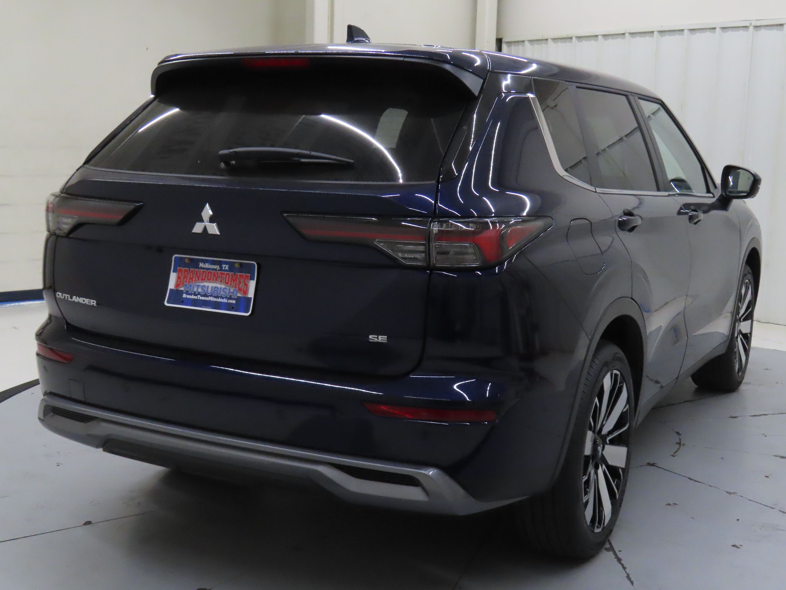 2025 Mitsubishi Outlander SE photo 3