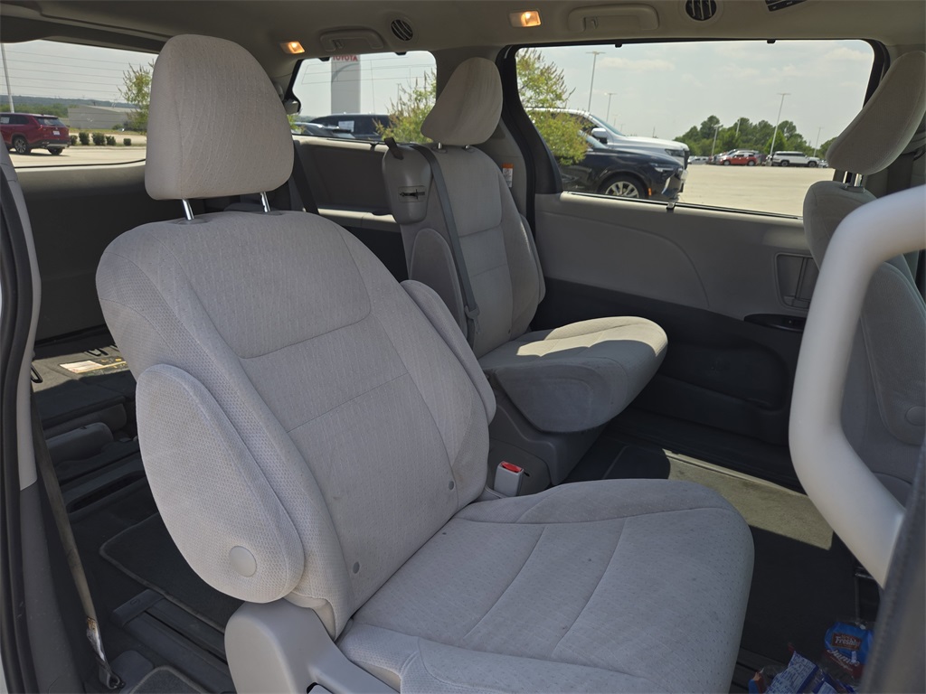 2020 Toyota Sienna LE photo 28