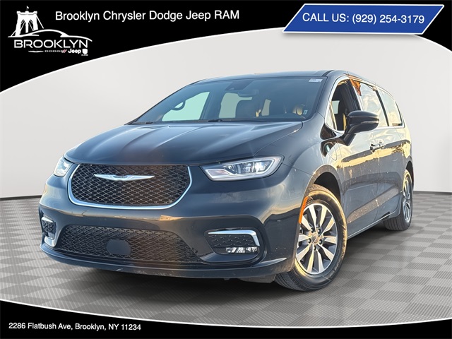 2025 Chrysler Pacifica PHEV Select's photo