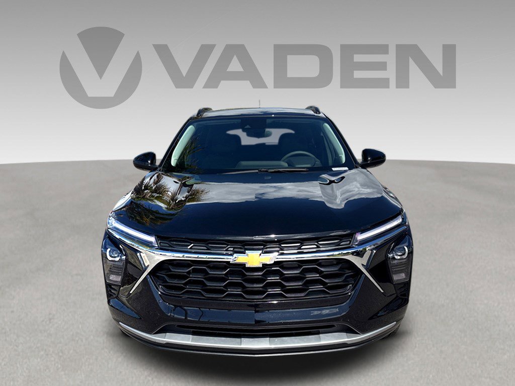 2025 Chevrolet Trax LT photo 2