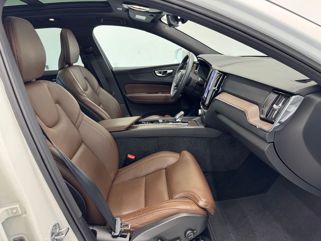 2022 Volvo XC60 B5 Inscription photo 16