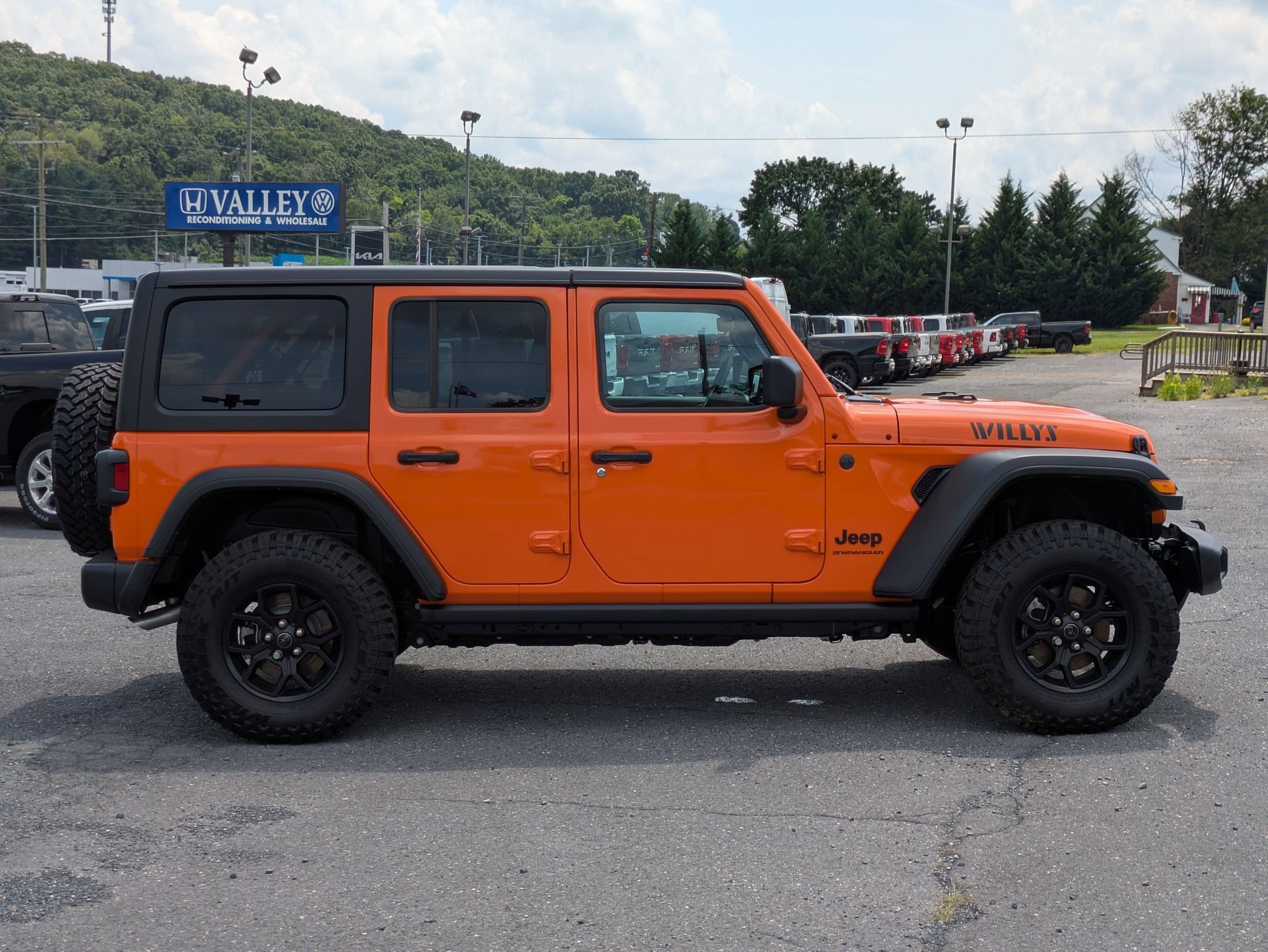 2025 Jeep Wrangler Willys photo 4