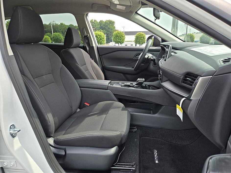 2025 Nissan Rogue S photo 10