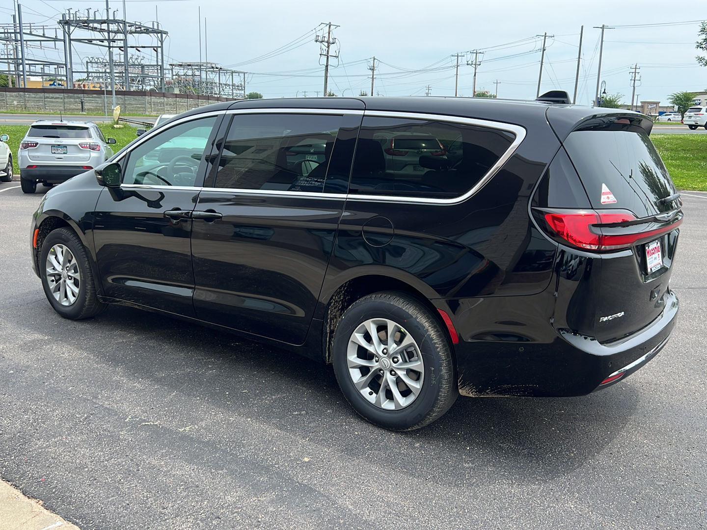 2025 Chrysler Pacifica photo 5