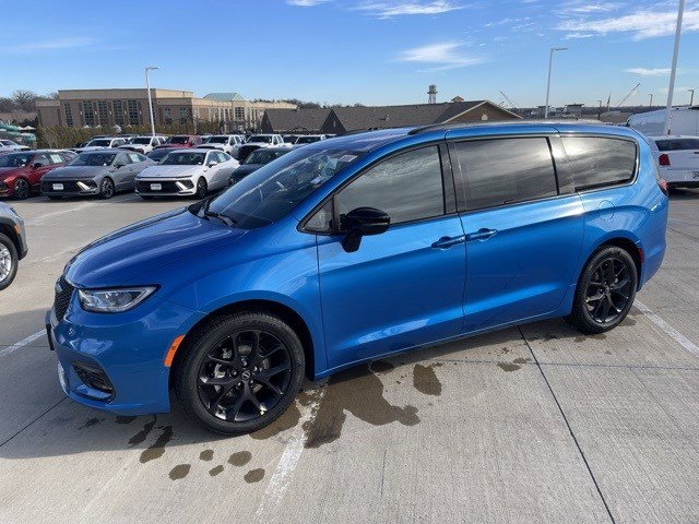 2026 Chrysler Pacifica Select's photo