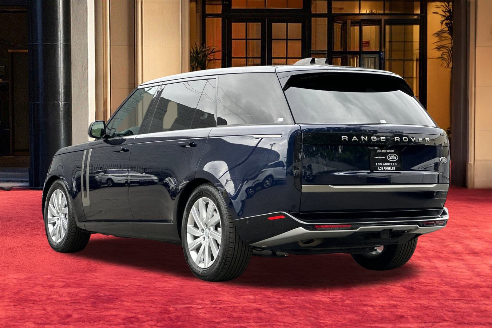 2023 Land Rover Range Rover SE photo 3