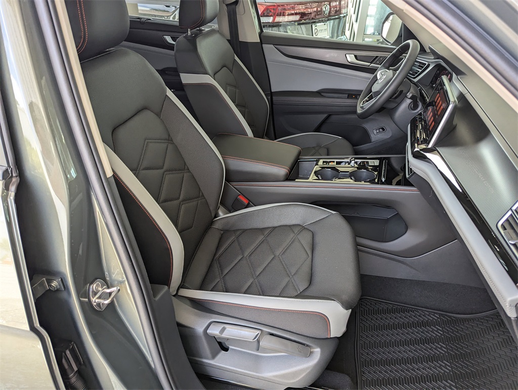 2025 Volkswagen Atlas SE Technology Peak Edition photo 36