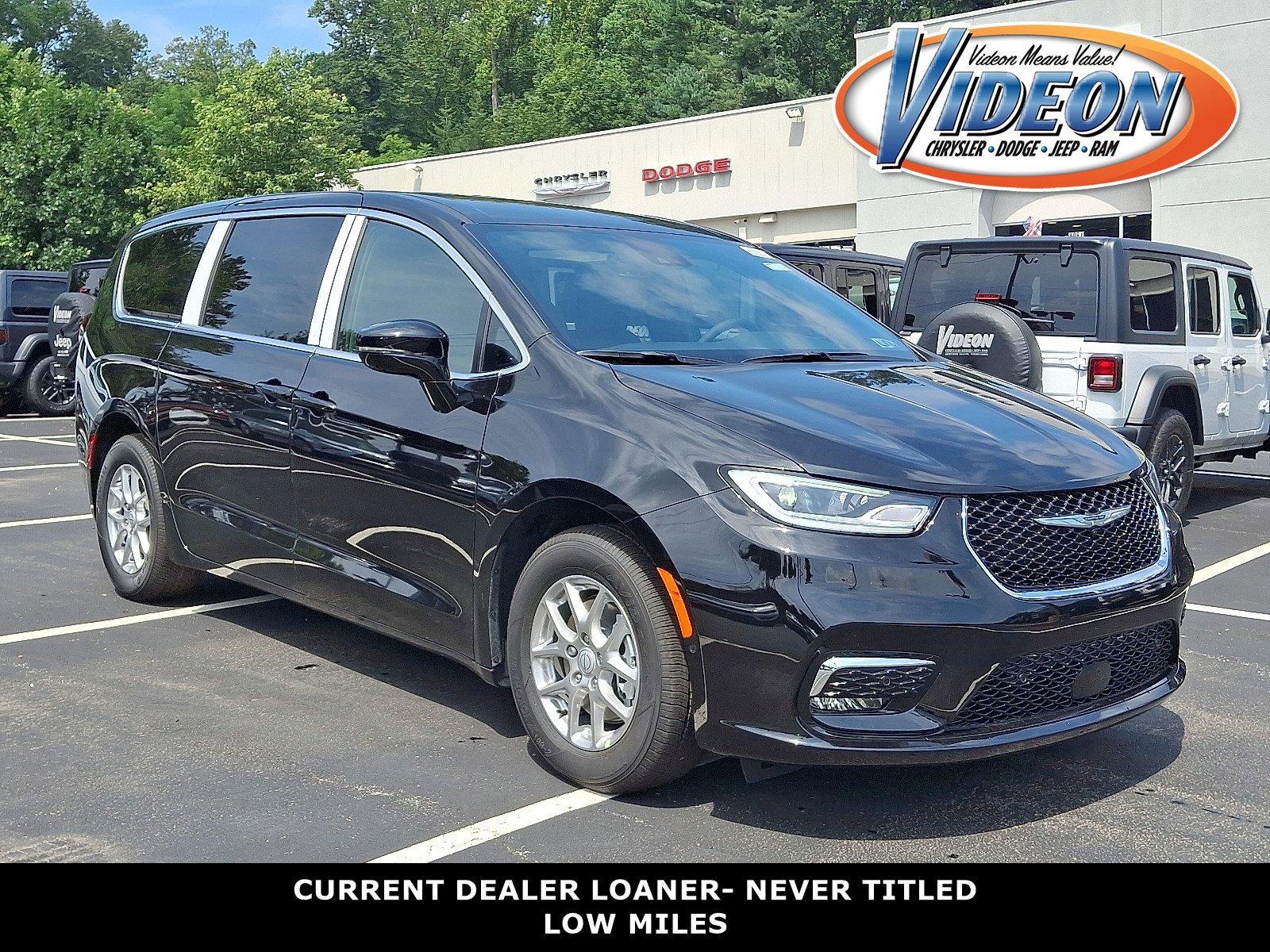 2026 Chrysler Pacifica Select's photo