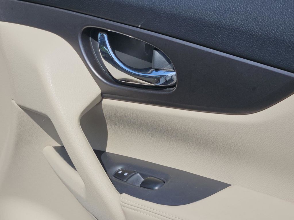 2014 Nissan Rogue S photo 24