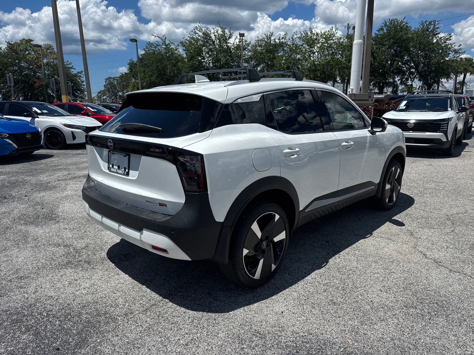 2025 Nissan Kicks SR photo 2