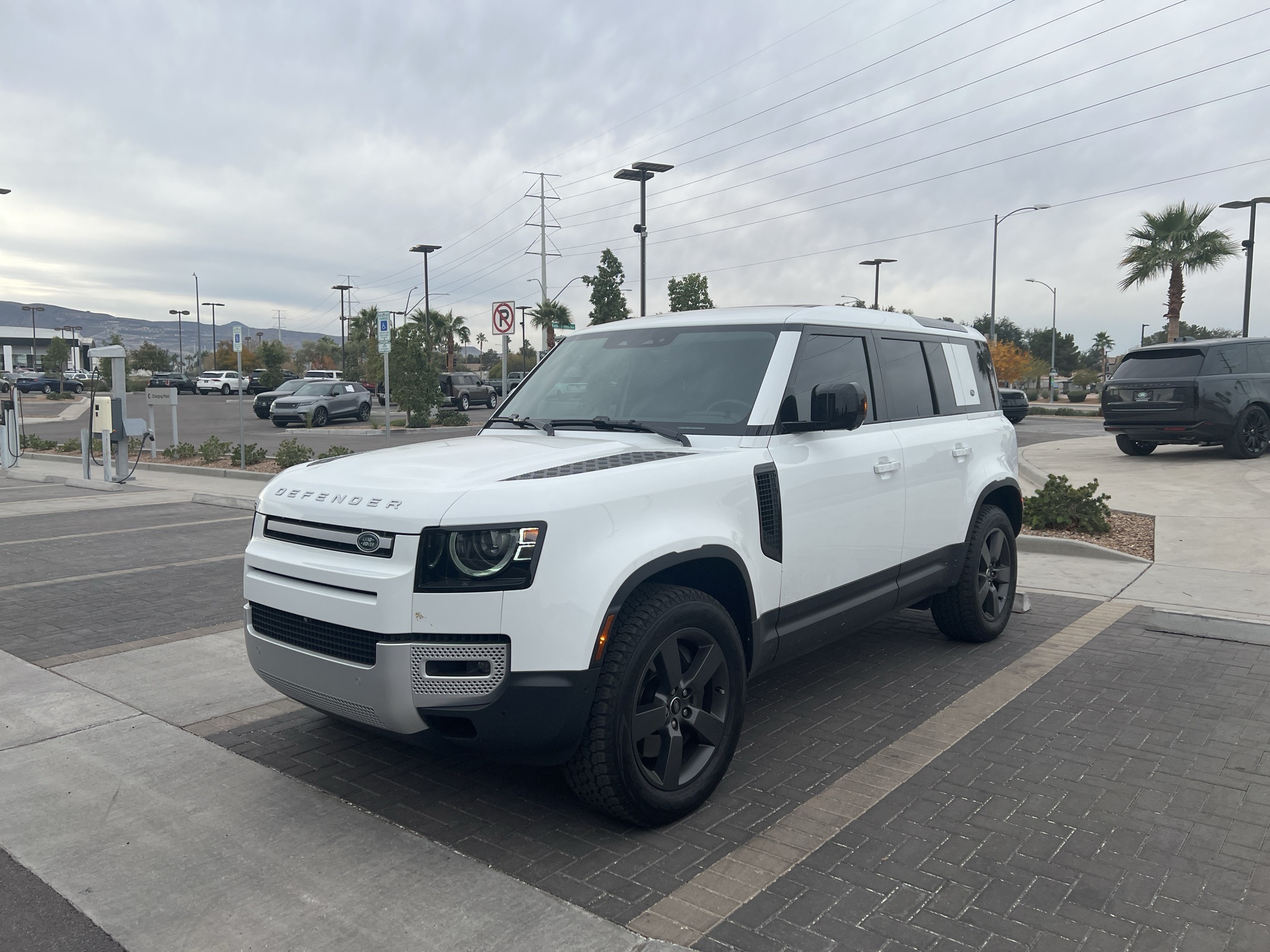 2024 Land Rover Defender SE's photo