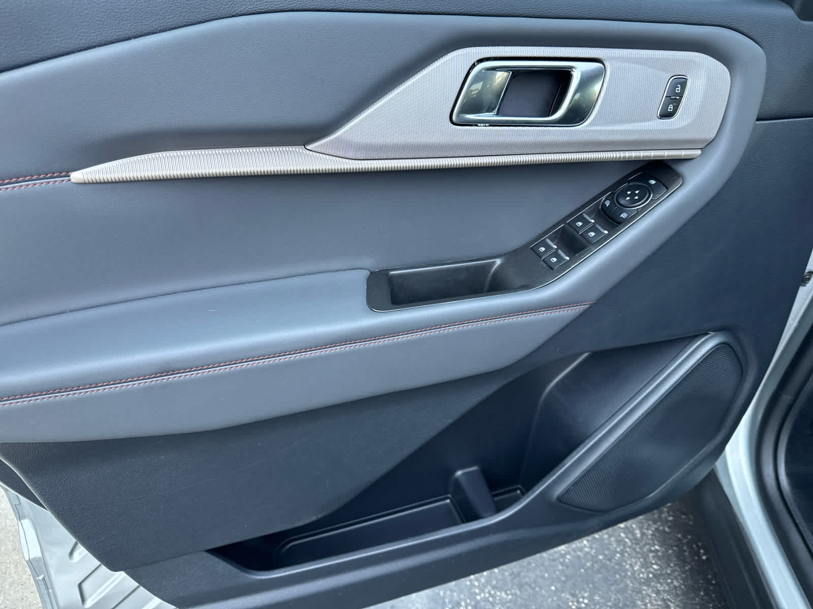 2025 Ford Explorer photo 14