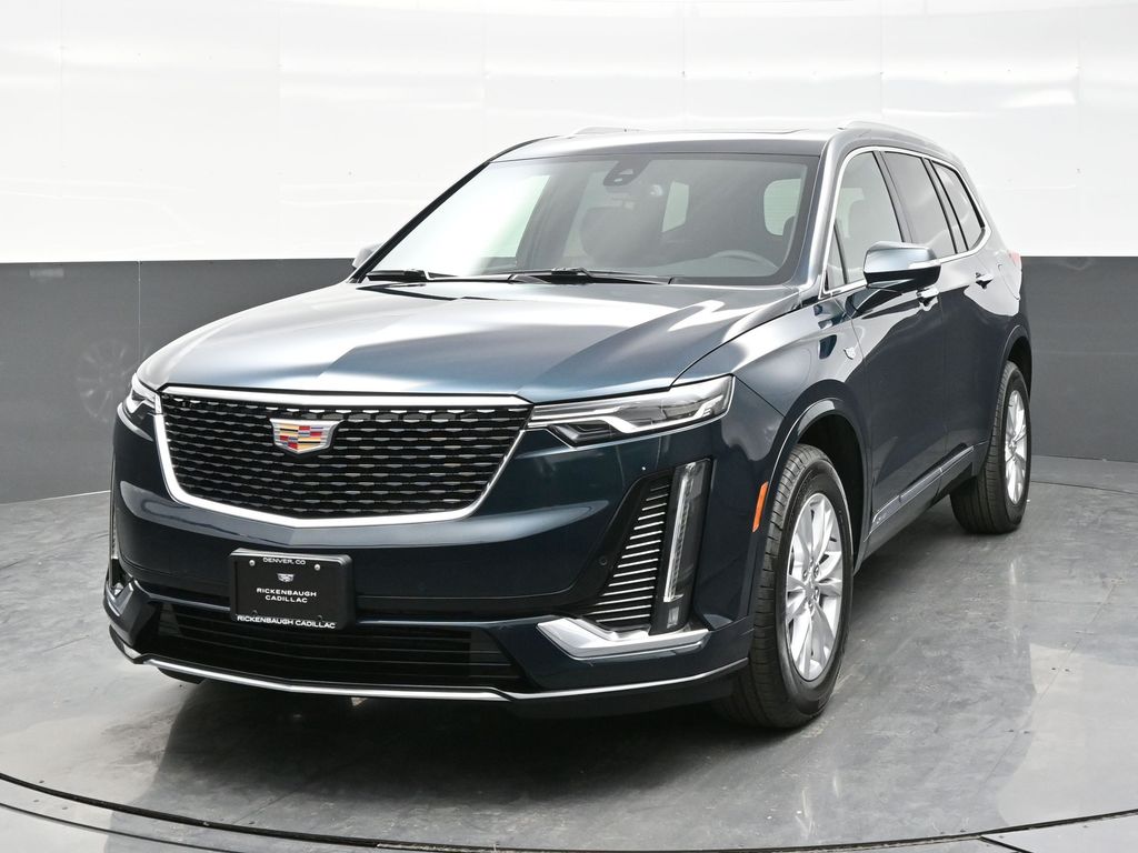 2025 Cadillac XT4 Luxury photo 2
