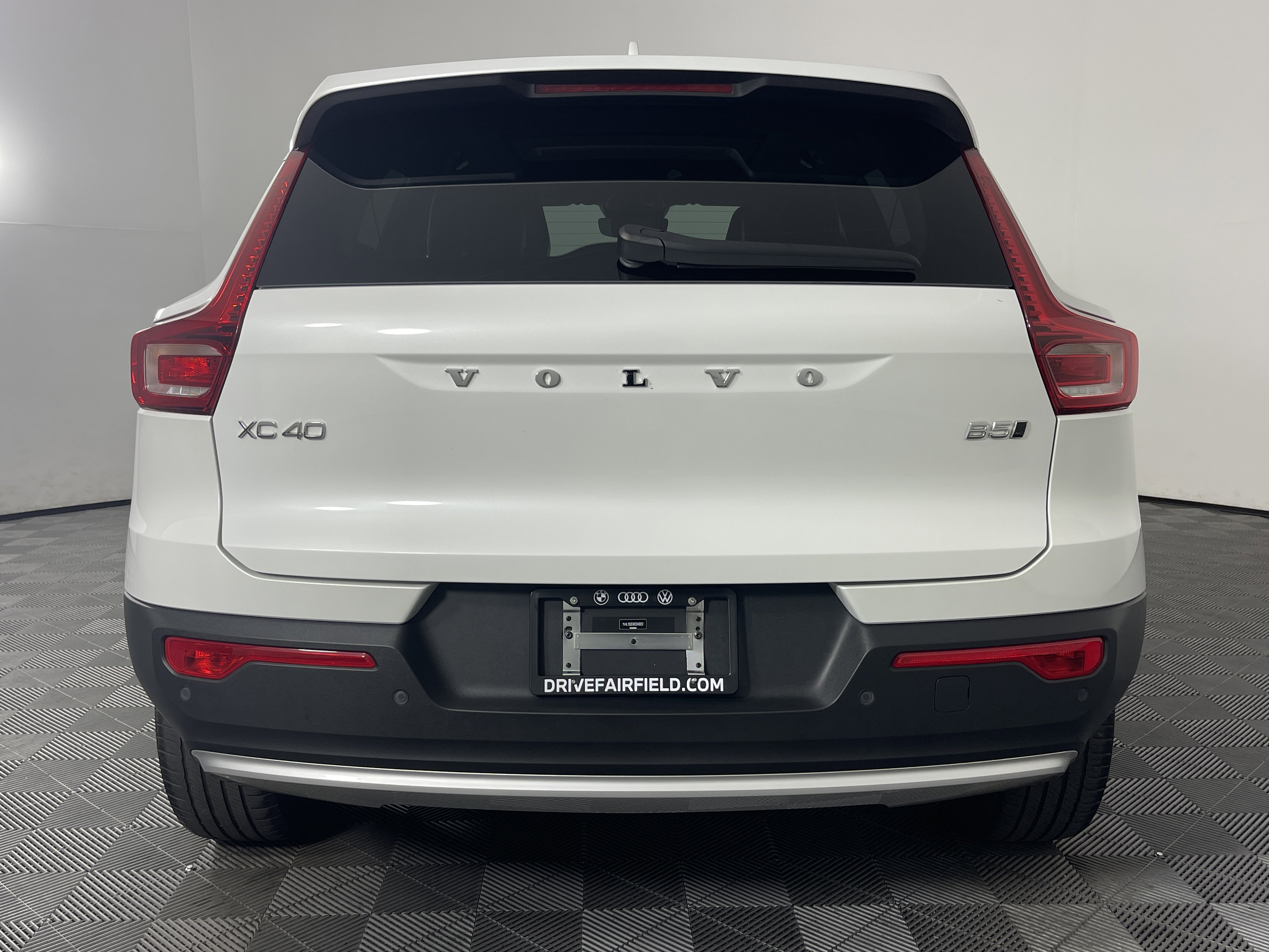 2024 Volvo XC40 AWD Plus photo 2