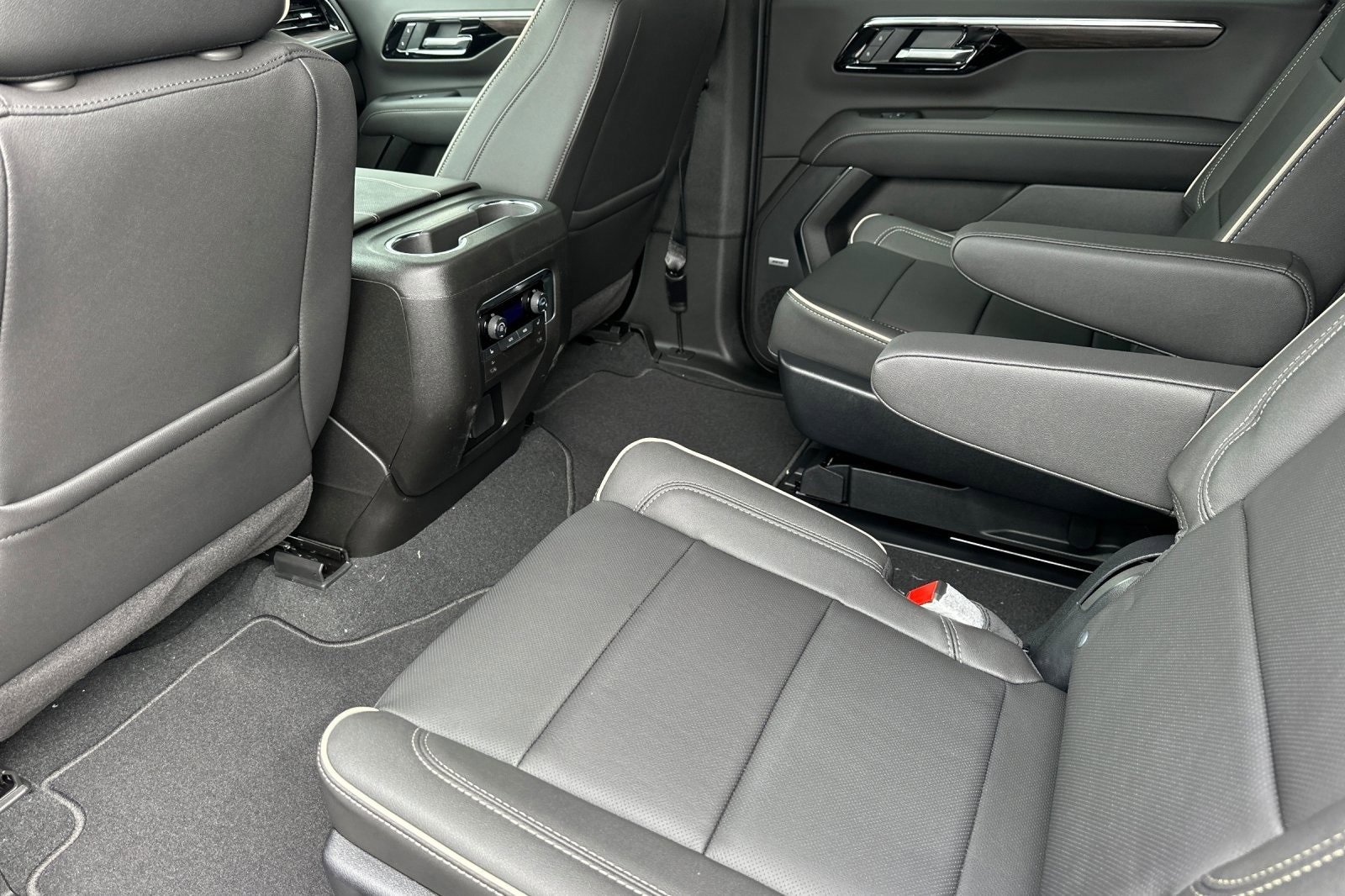 2025 Chevrolet Suburban Premier photo 13