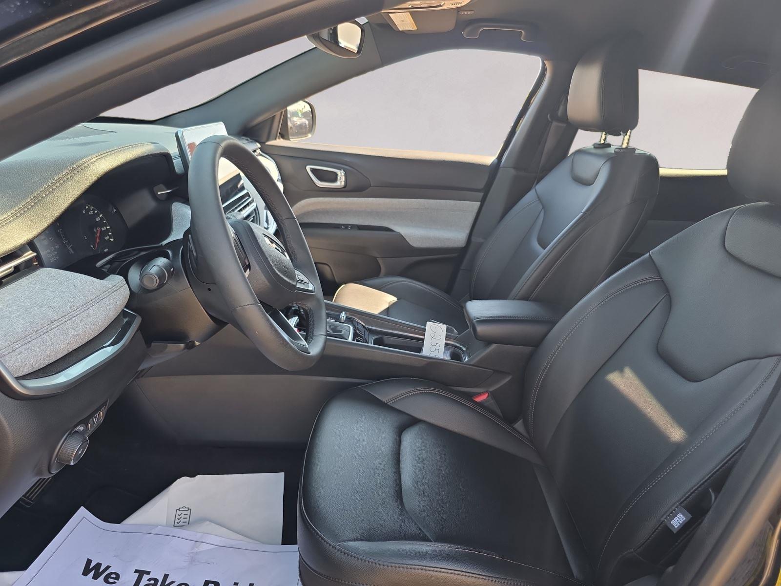 2024 Jeep Compass Latitude Lux photo 9
