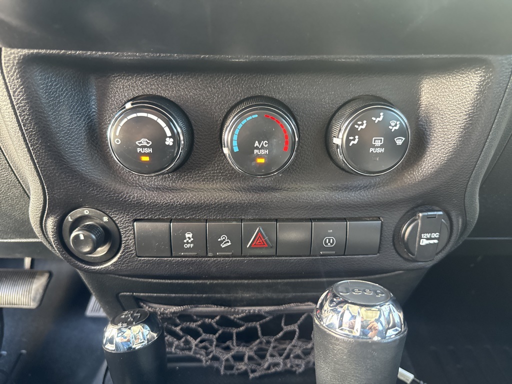 2015 Jeep Wrangler Unlimited Sahara photo 30