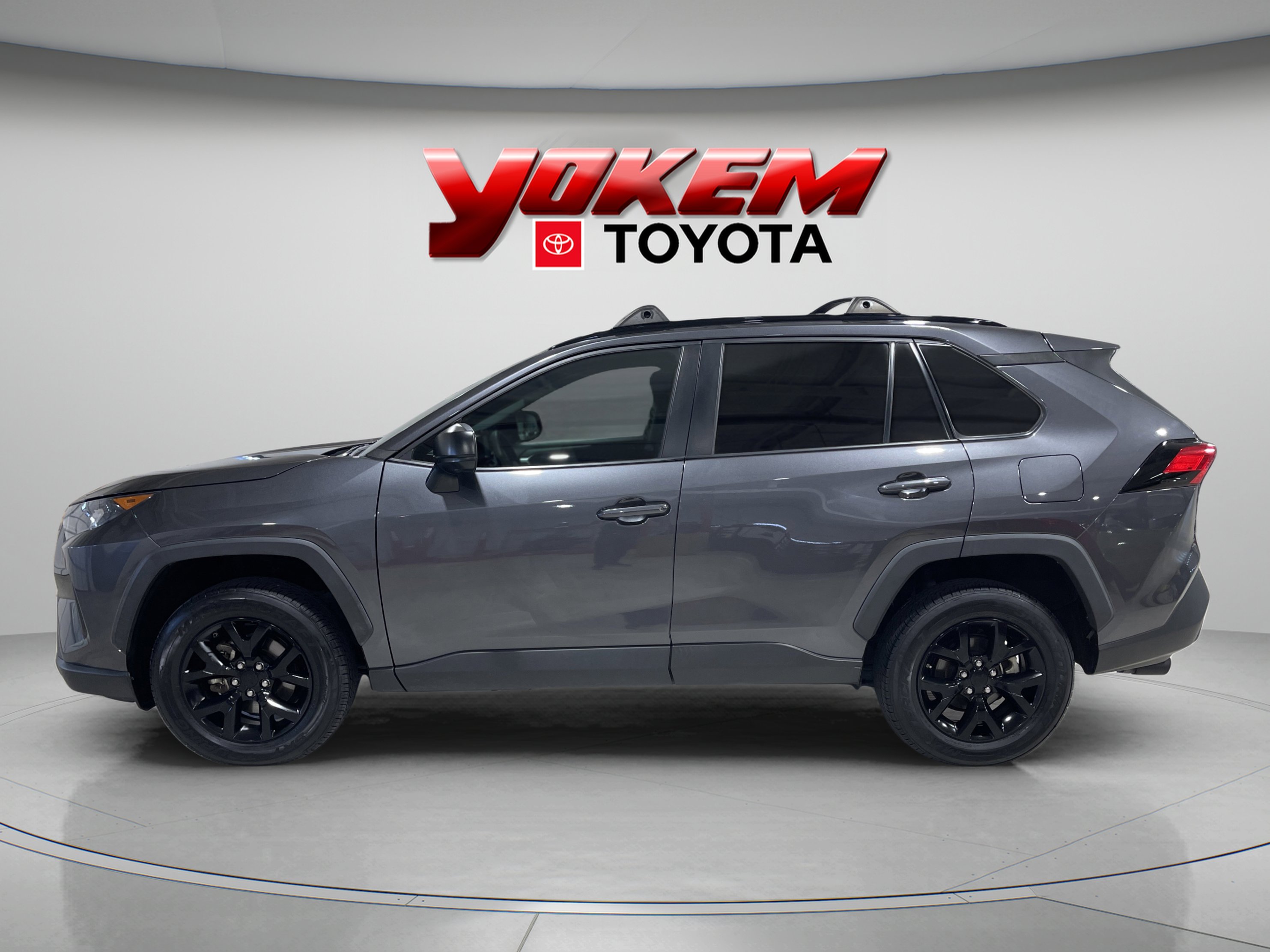 2021 Toyota RAV4 LE photo 2