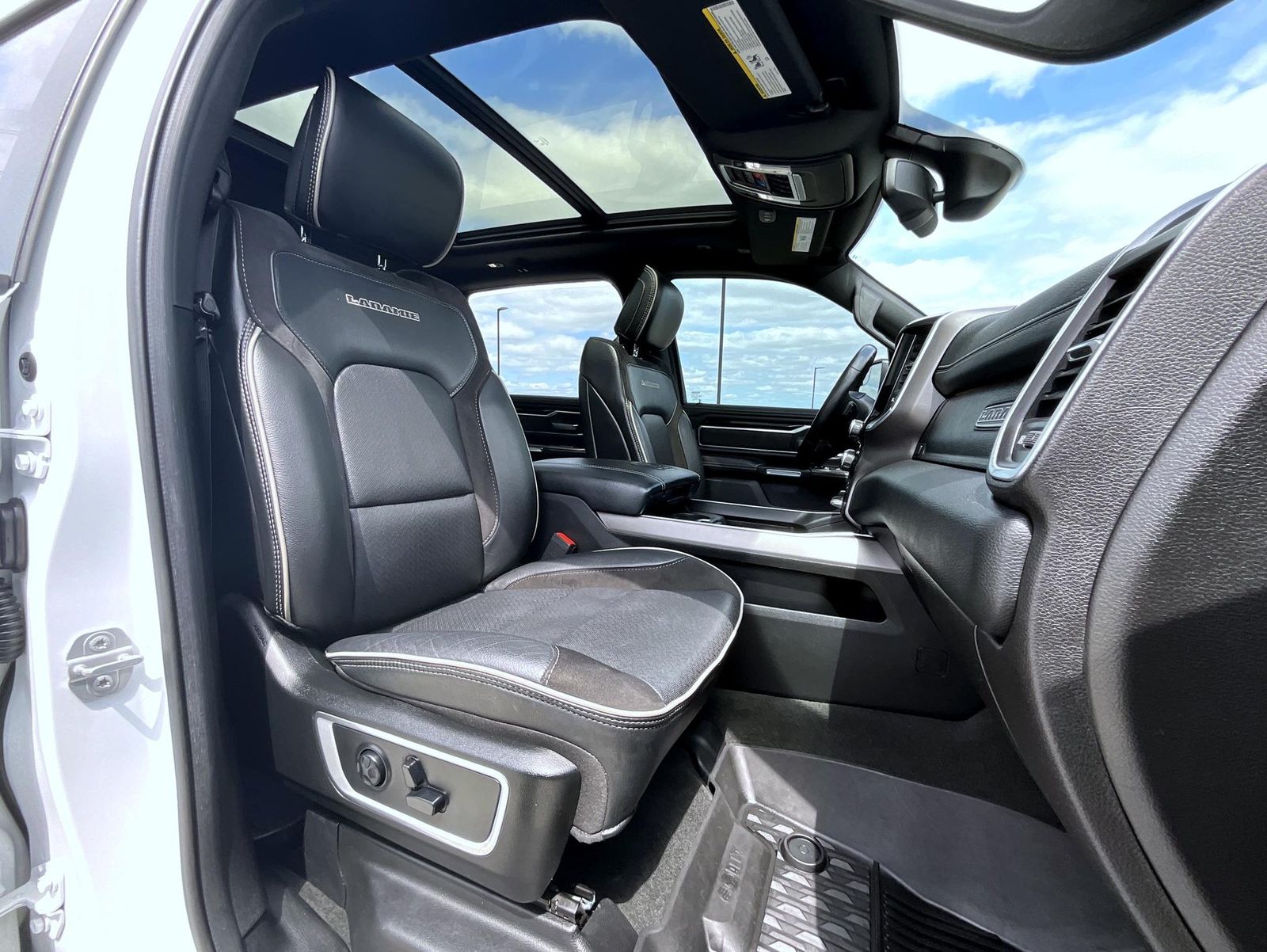 2020 Ram 1500 Laramie photo 16