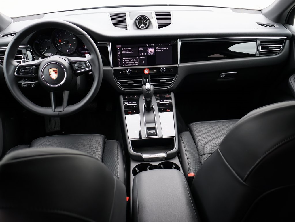 2025 Porsche Macan T photo 17