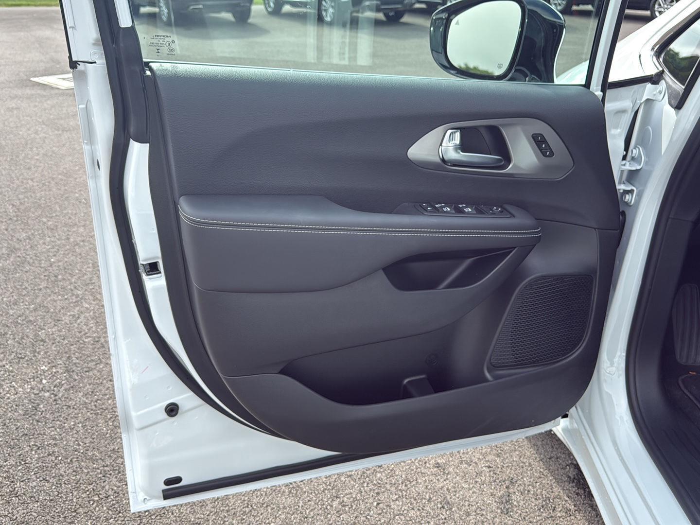 2026 Chrysler Pacifica photo 19