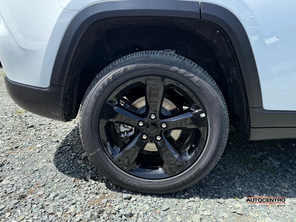 2025 Jeep Grand Cherokee Laredo Altitude photo 4