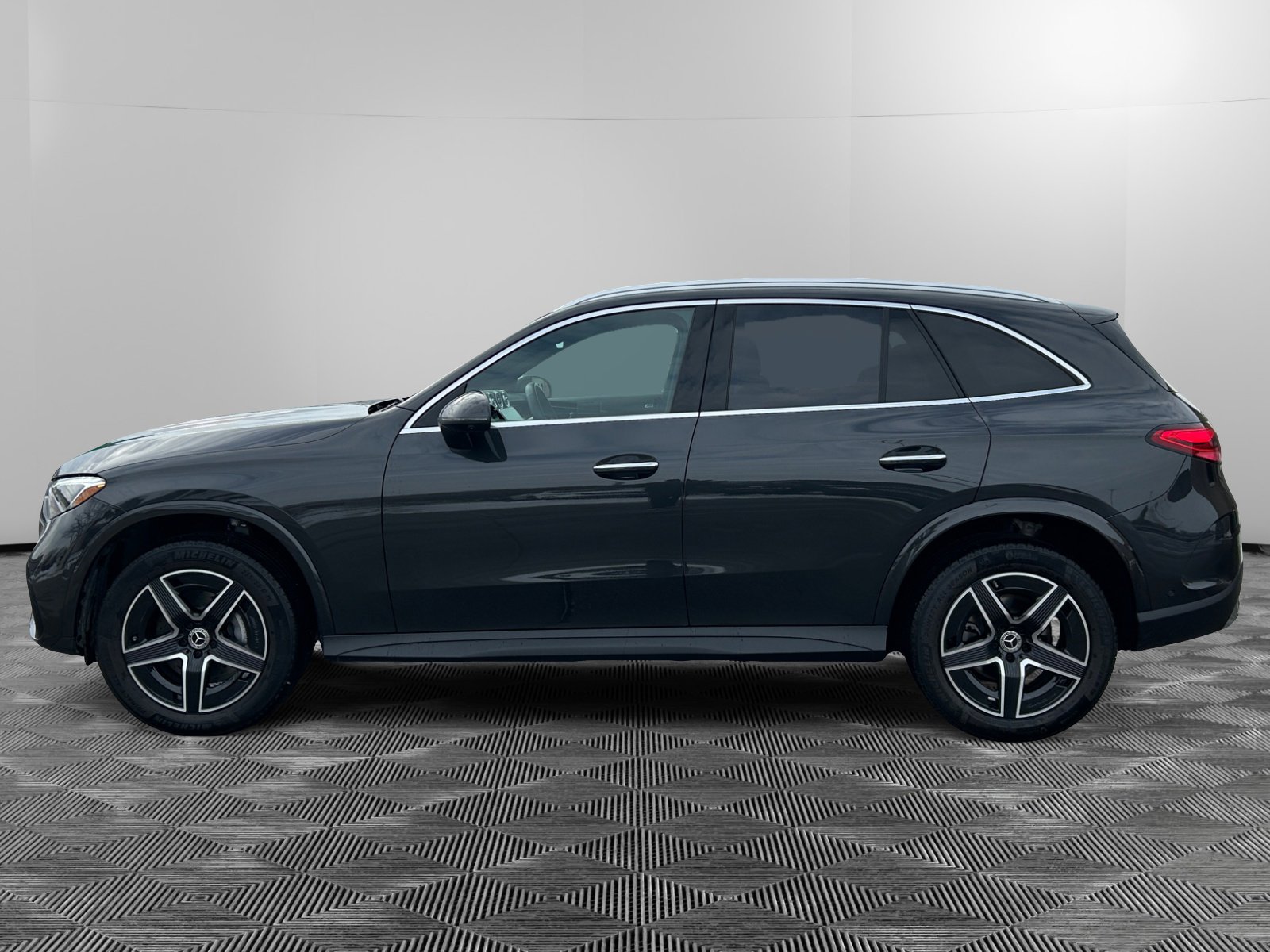 2025 Mercedes Benz GLC 300 4MATIC photo 2
