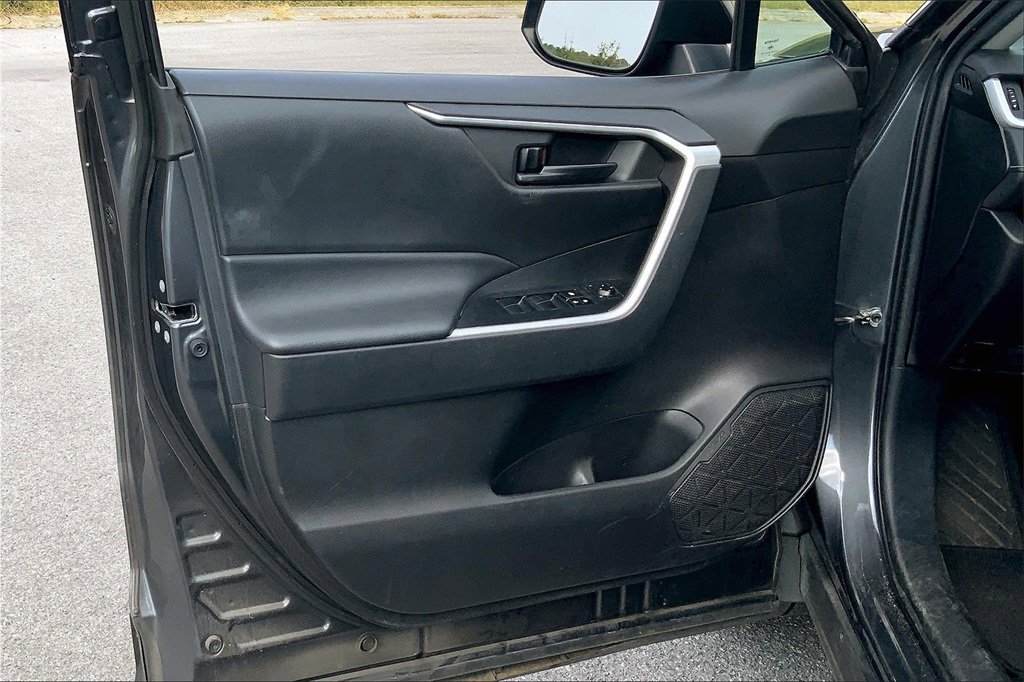 2021 Toyota RAV4 LE photo 22