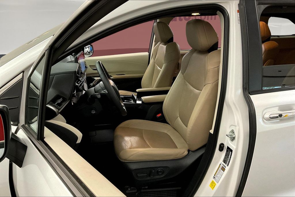 2022 Toyota Sienna Limited photo 23