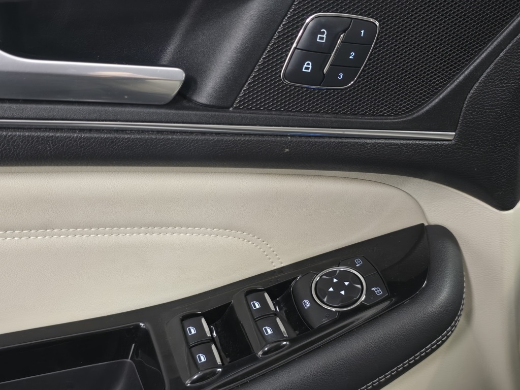 2015 Ford Edge Titanium photo 21