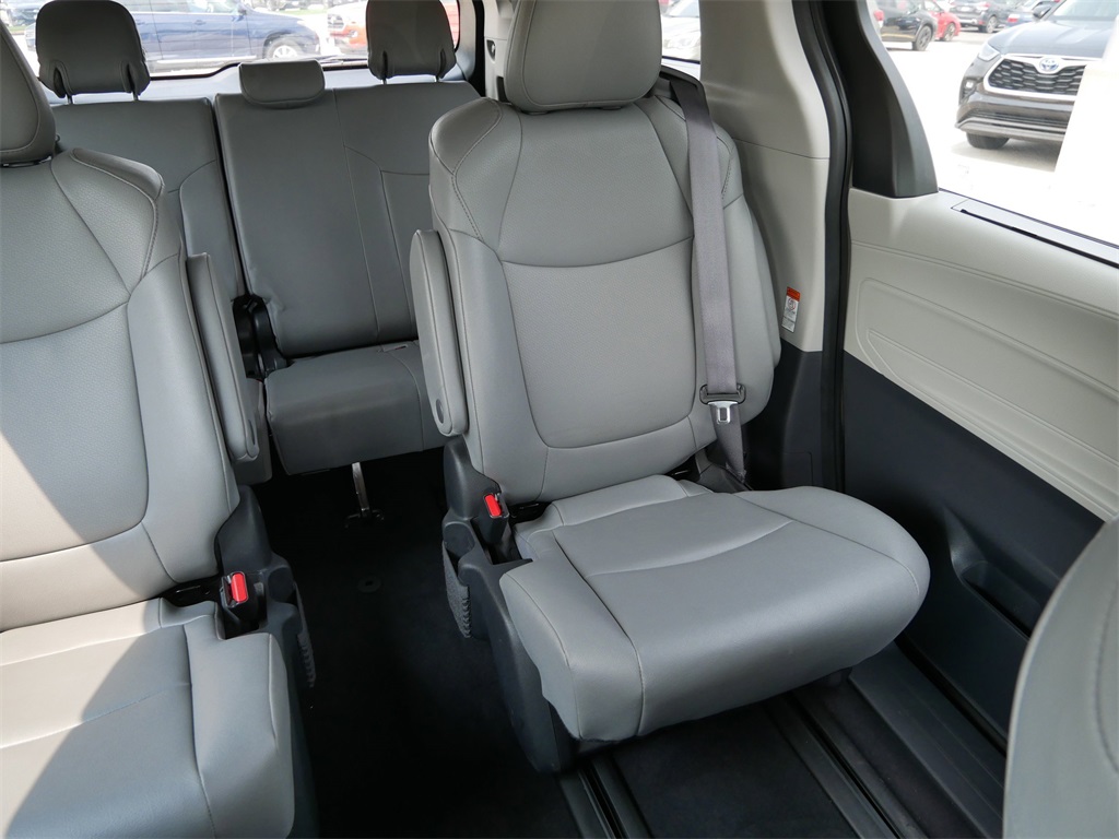 2024 Toyota Sienna XLE photo 17