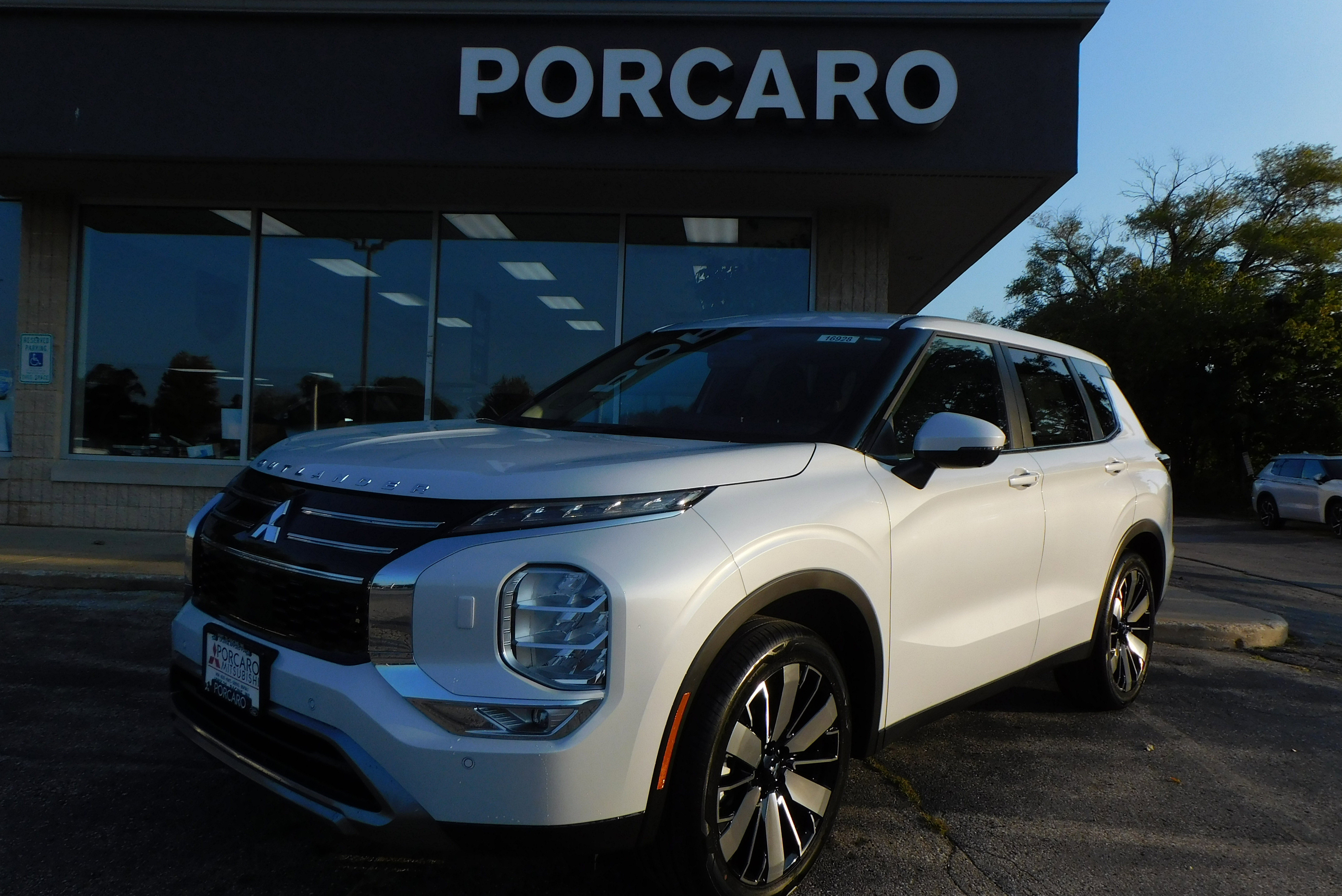 2025 Mitsubishi Outlander SE's photo