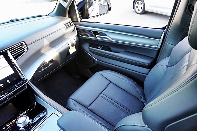 New 2025 Bright White Clear-Coat Exterior Paint Jeep Series II image 35