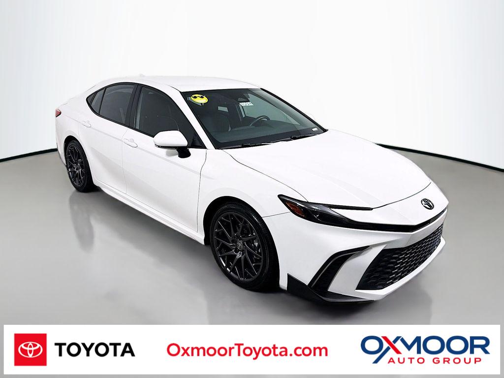 2025 Toyota Camry SE's photo