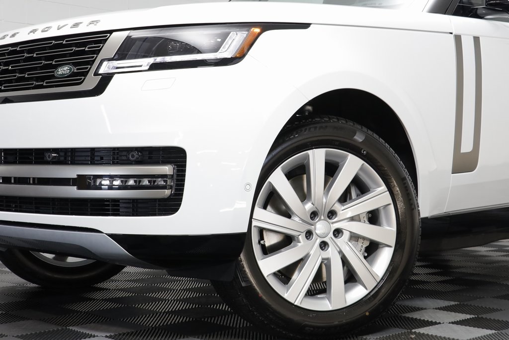 2025 Land Rover Range Rover SE photo 3