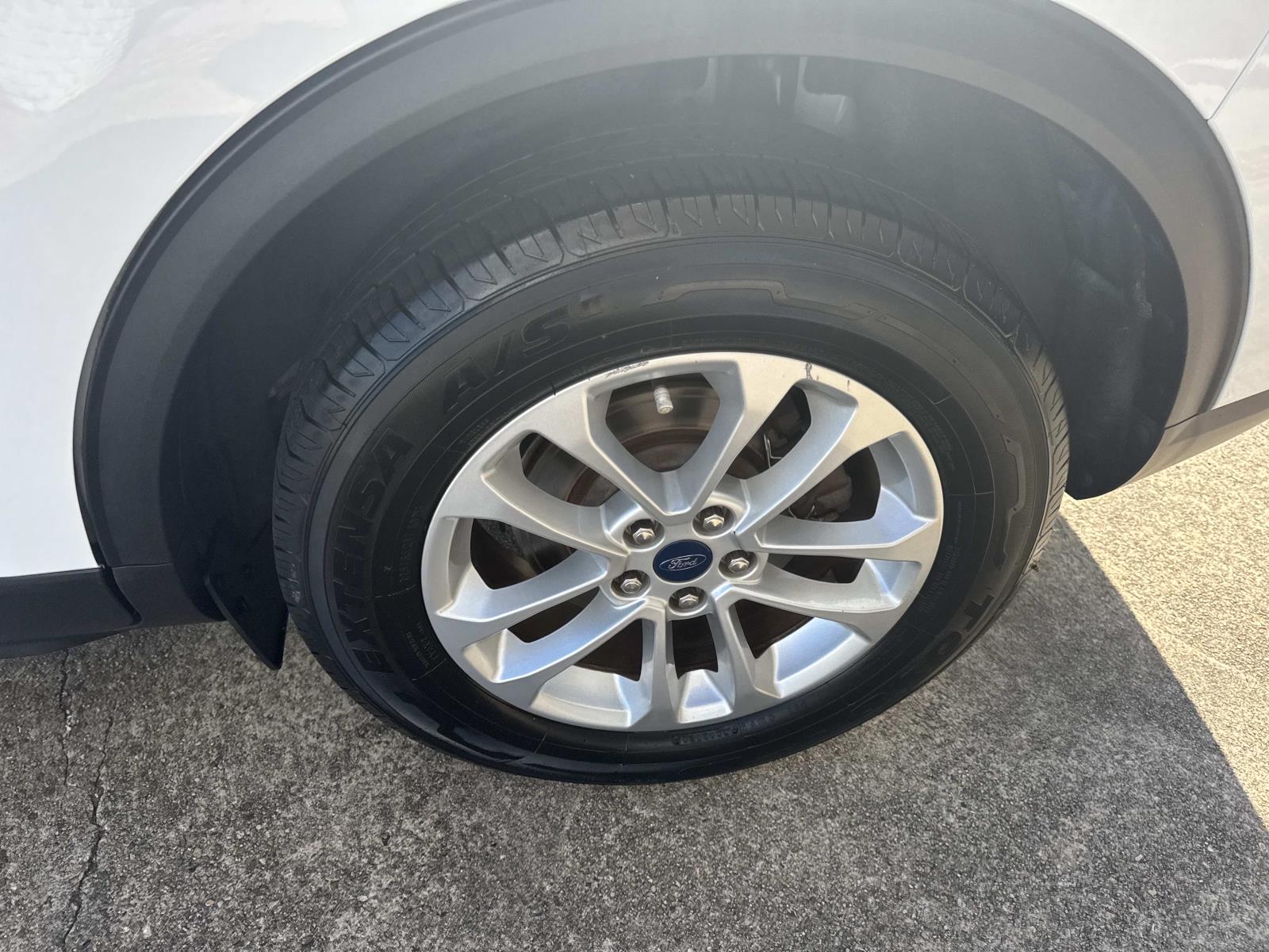 2021 Ford Escape SE photo 3