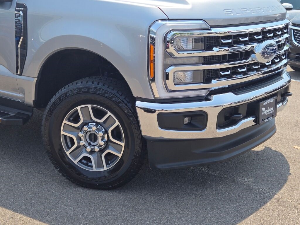 2023 Ford F-250 Lariat photo 2