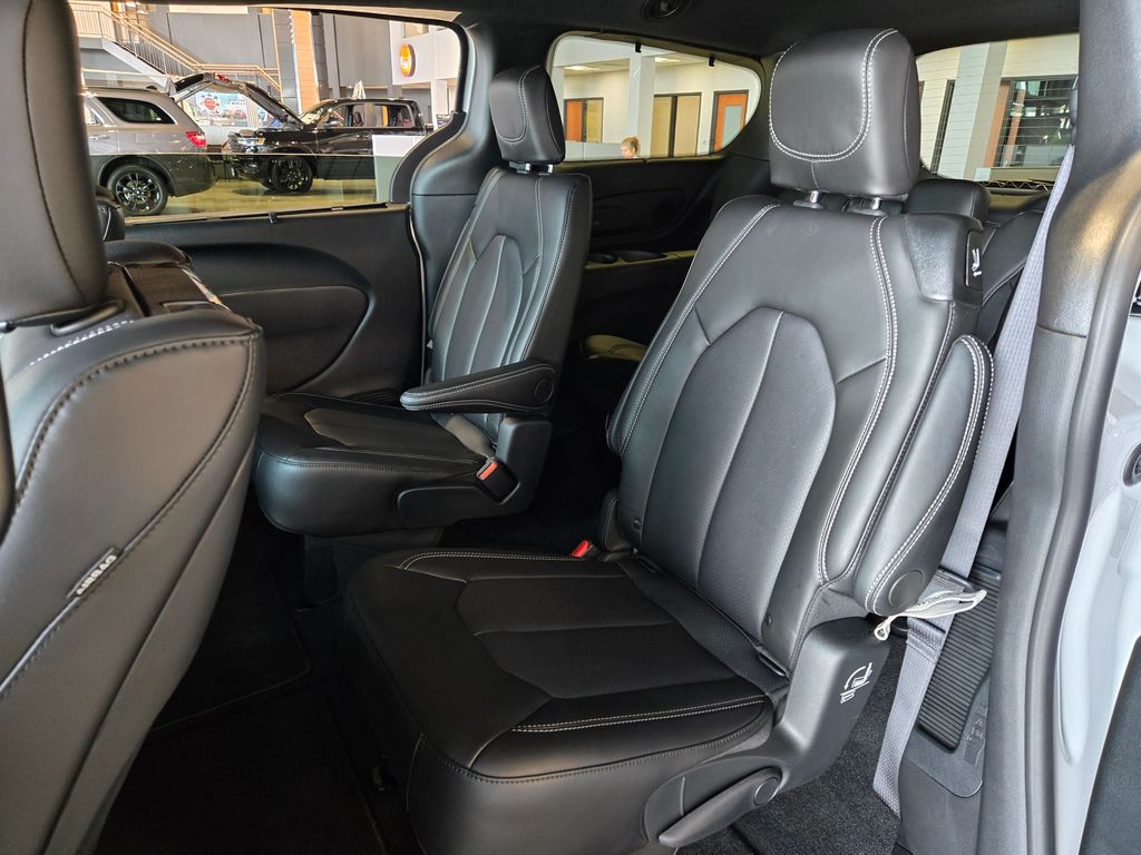 2025 Chrysler Pacifica photo 21