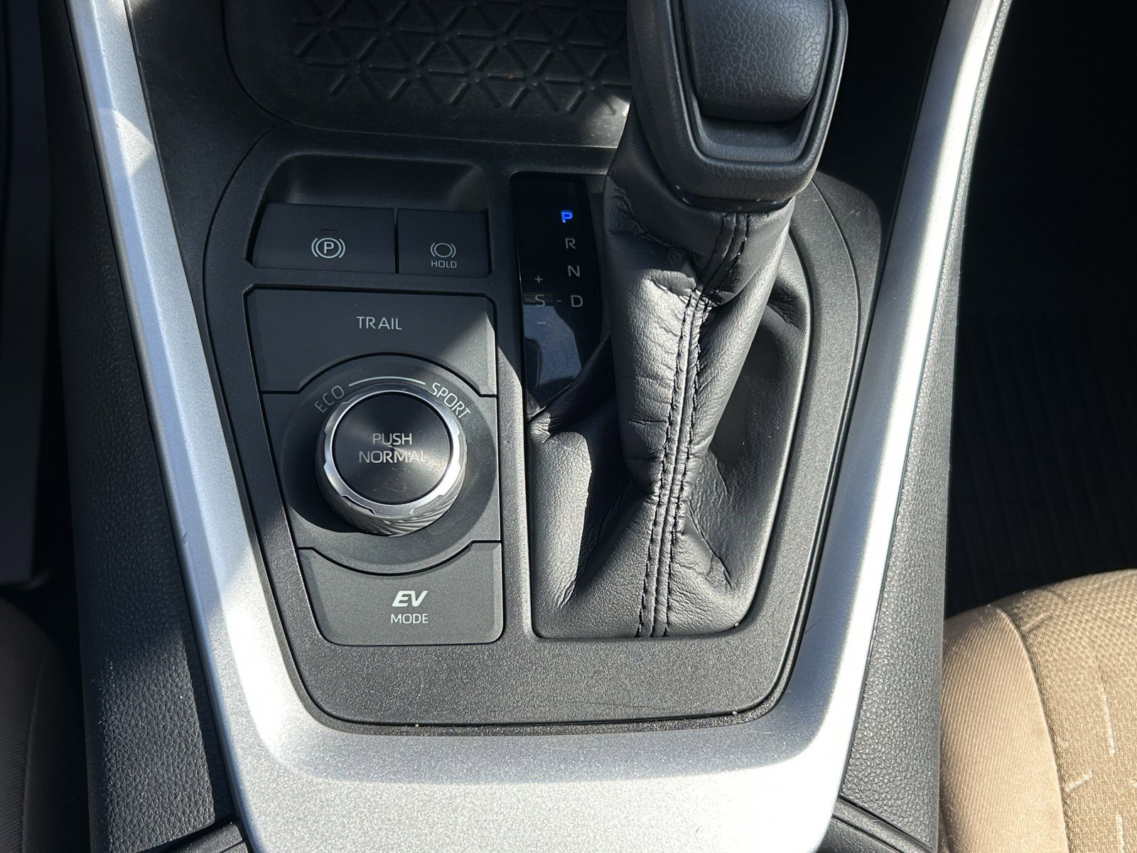 2022 Toyota RAV4 Hybrid XLE photo 31