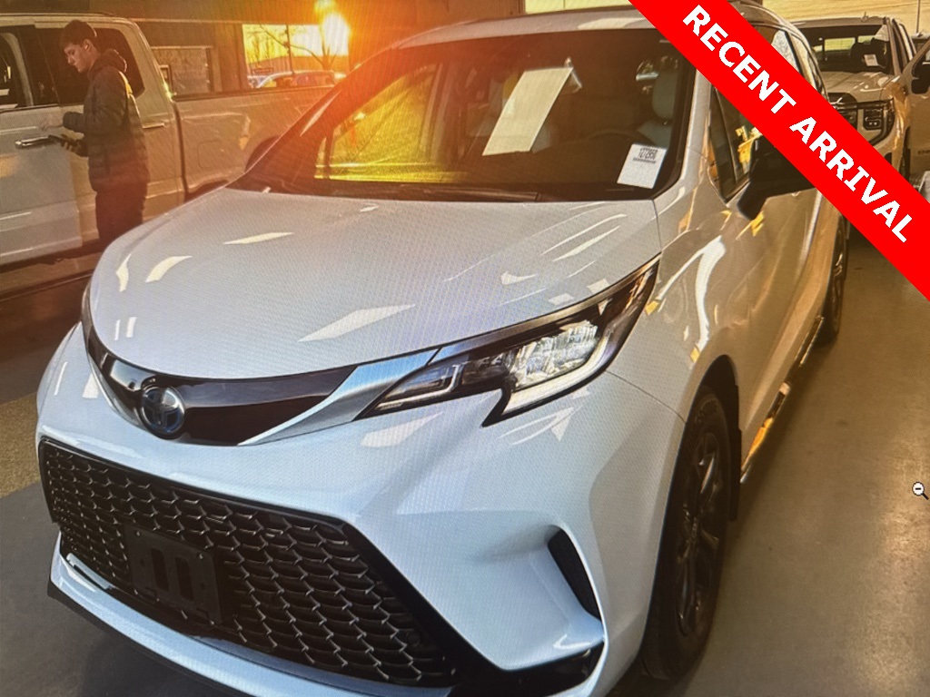 2024 Toyota Sienna XSE's photo