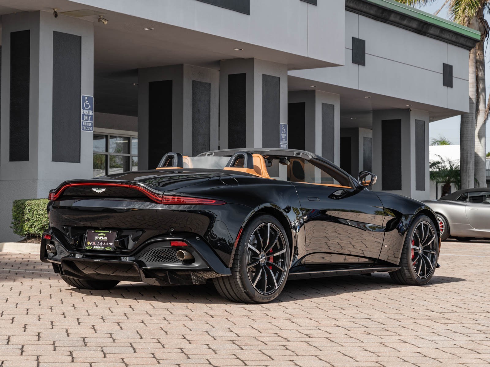 2021 Aston Martin Vantage photo 14