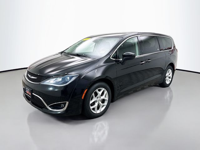 2017 Chrysler Pacifica Touring L photo 3