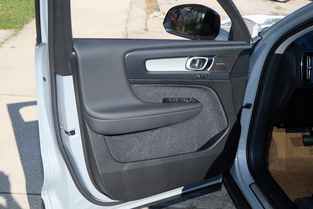 2026 VOLVO XC40 - Image 9