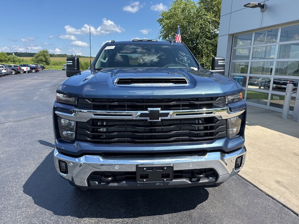 2025 Chevrolet Silverado 2500HD LT photo 2