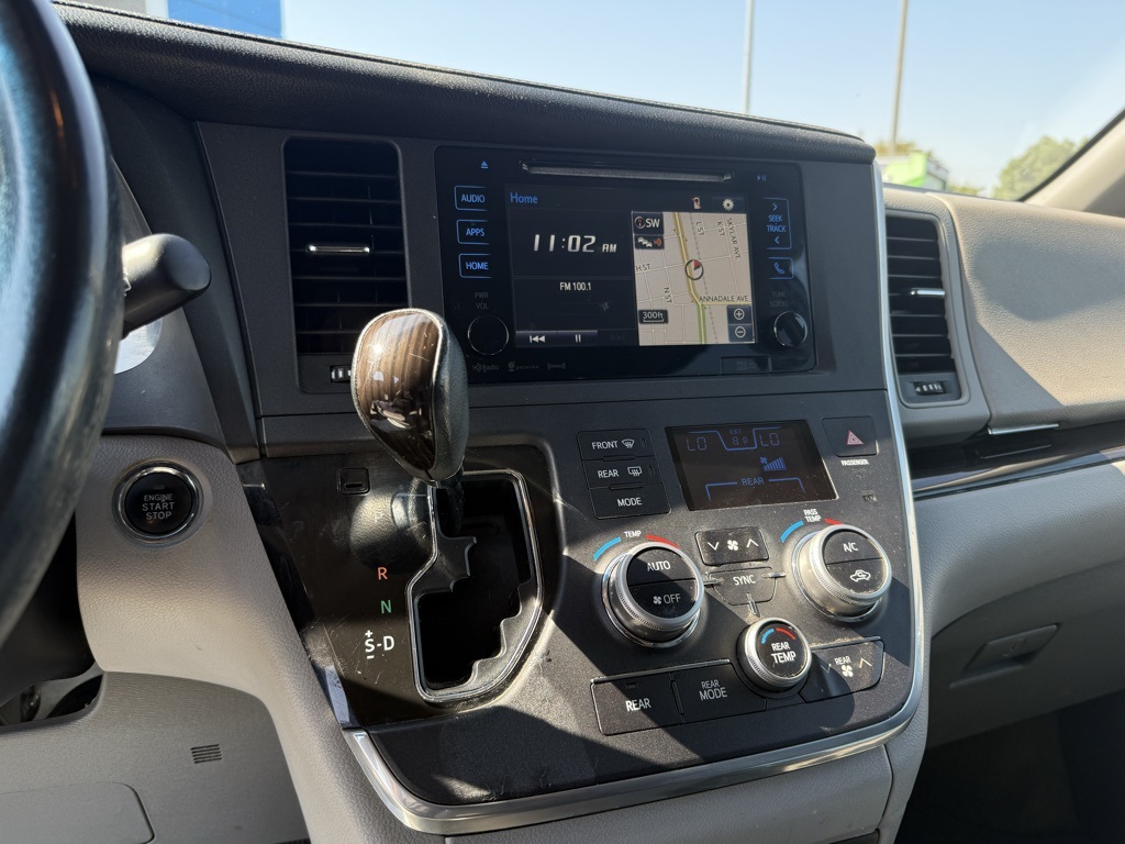 2017 Toyota Sienna Limited XLE Premium photo 14
