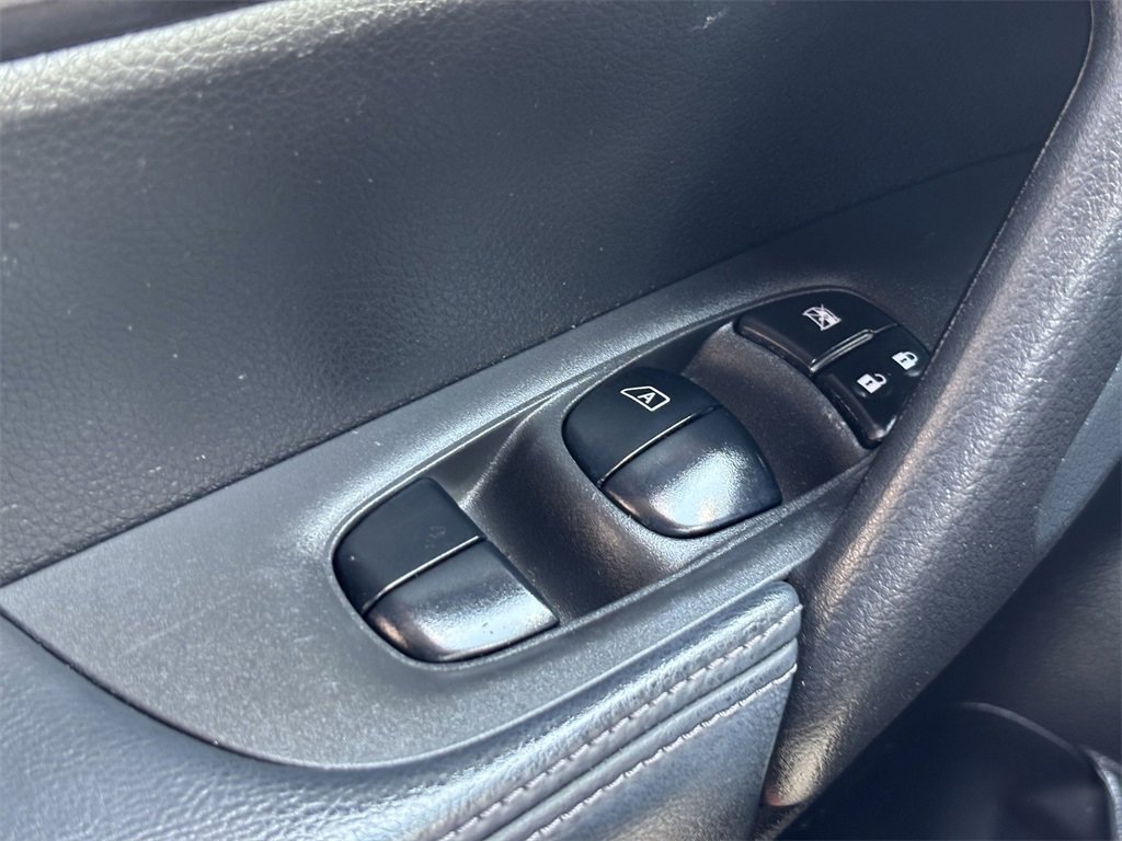 2016 Nissan Rogue SV photo 14