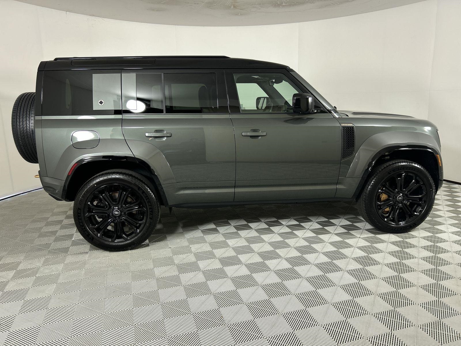 2025 Land Rover Defender 110 photo 6
