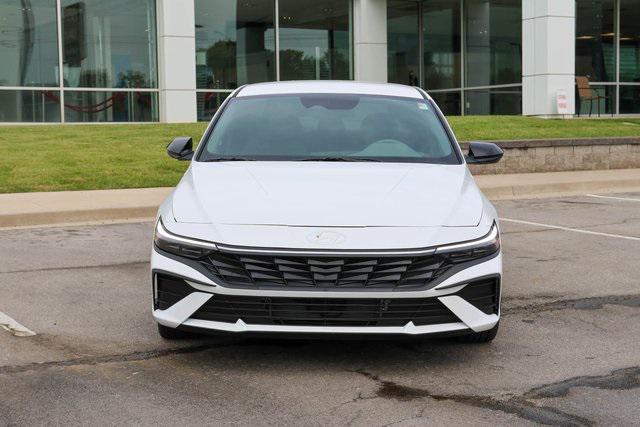 New 2025 White Hyundai SEL Sport image 2